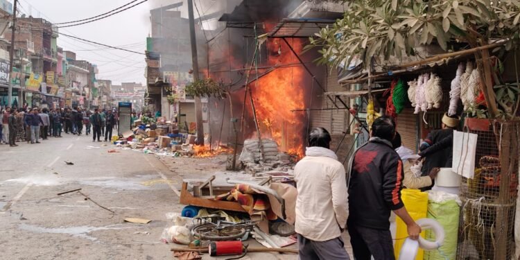 अज्ञात कारणों से लगी आग में तीन मकान और दुकान जलकर खाक