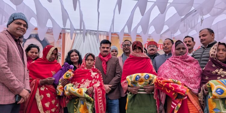 पूर्व गृहराज्यमंत्री कृपाशंकर सिंह के निर्देश पर हजारों जरूरत मंद को कंबल वितरण 