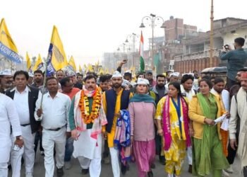 वाराणसी की सड़कों पर आप की पदयात्रा