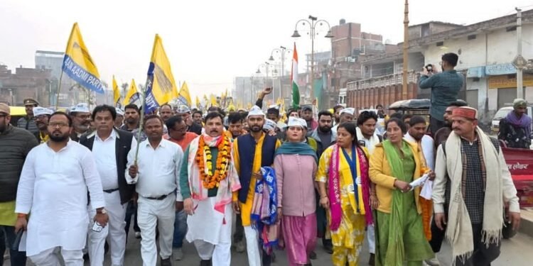 वाराणसी की सड़कों पर आप की पदयात्रा