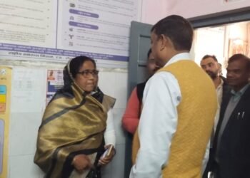 महिला आयोग की सदस्य प्राथमिक स्वास्थ्य केंद्र का किया औचक निरीक्षण