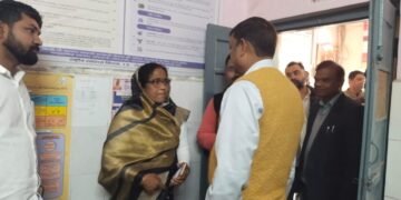 महिला आयोग की सदस्य प्राथमिक स्वास्थ्य केंद्र का किया औचक निरीक्षण