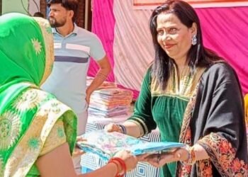 अंशू के सहारे” ट्रस्ट ने जरूरतमन्दो को साड़ी वितरण किया