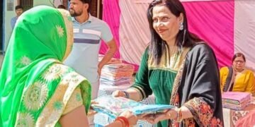 अंशू के सहारे” ट्रस्ट ने जरूरतमन्दो को साड़ी वितरण किया
