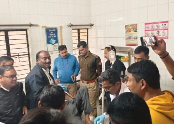 रंगदारी के लिए बदमाशों ने प्राइवेट चिकित्सक को मारी गोली, सीओ एसओजी टीम ने पहुँच घायल से की पूछताछ