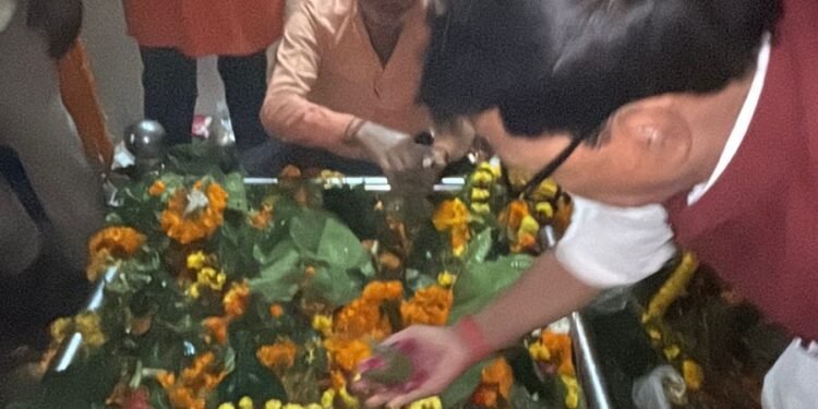 पूर्व गृह राज्य मंत्री कृपाशंकर सिंह ने करशूल नाथ व तलेश्वर नाथ महादेव मंदिर पर किया जलाभिषेक
