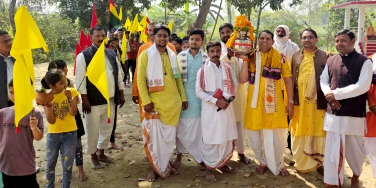 महारुद्र यज्ञ के पूर्व निकाली गई भव्य कलश यात्रा 108 कन्याओं ने कलश लेकर गांव का किया भ्रमण