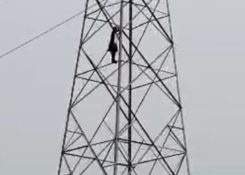 प्रेम में दीवानी युवती दोबारा हाईटेंशन टावर पर चढ़ी, पुलिस ने फिर उतारा