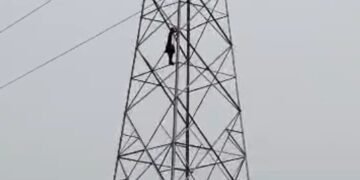 प्रेम में दीवानी युवती दोबारा हाईटेंशन टावर पर चढ़ी, पुलिस ने फिर उतारा