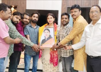 श्री लक्ष्मी पूजा महासमिति परिवार ने स्वर्णिमा जायसवाल को किया सम्मानित