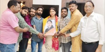 श्री लक्ष्मी पूजा महासमिति परिवार ने स्वर्णिमा जायसवाल को किया सम्मानित