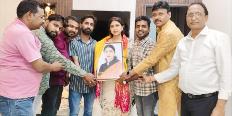 श्री लक्ष्मी पूजा महासमिति परिवार ने स्वर्णिमा जायसवाल को किया सम्मानित