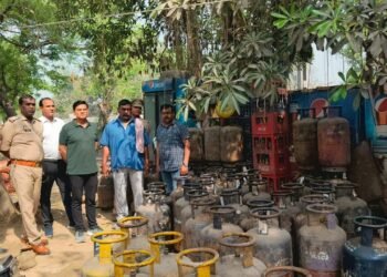 अवैध गैस सिलेंडरों के भंडारण पर छापेमारी, 53 अवैध गैस सिलेंडर बरामद