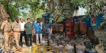 अवैध गैस सिलेंडरों के भंडारण पर छापेमारी, 53 अवैध गैस सिलेंडर बरामद