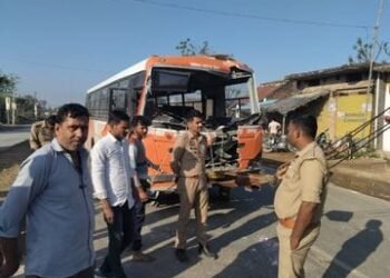 खड़े ट्रक से टकराई रोडवेज बस:चालक की मौत, 9 यात्री घायल