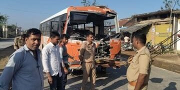 खड़े ट्रक से टकराई रोडवेज बस:चालक की मौत, 9 यात्री घायल