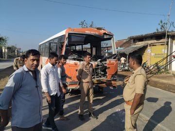 खड़े ट्रक से टकराई रोडवेज बस:चालक की मौत, 9 यात्री घायल