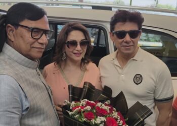 फिल्म अभिनेत्री माधुरी दीक्षित परिवार के साथ पहुंची वाराणसी कृपाशंकर सिंह भी रहे मौजूद