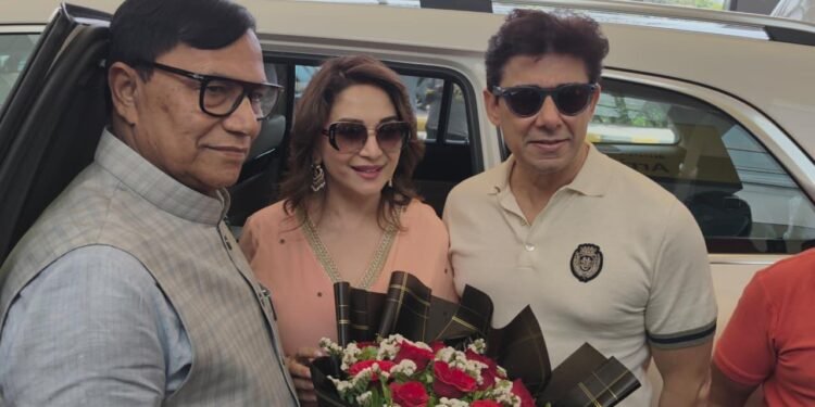 फिल्म अभिनेत्री माधुरी दीक्षित परिवार के साथ पहुंची वाराणसी कृपाशंकर सिंह भी रहे मौजूद