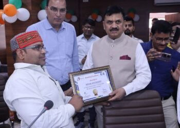 जिलाधिकारी ने अच्छे फार्मर रजिस्ट्री का कार्य कर रहे वी.एल.ई.को किया सम्मानित 