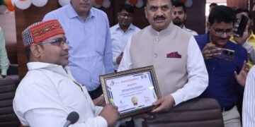 जिलाधिकारी ने अच्छे फार्मर रजिस्ट्री का कार्य कर रहे वी.एल.ई.को किया सम्मानित 