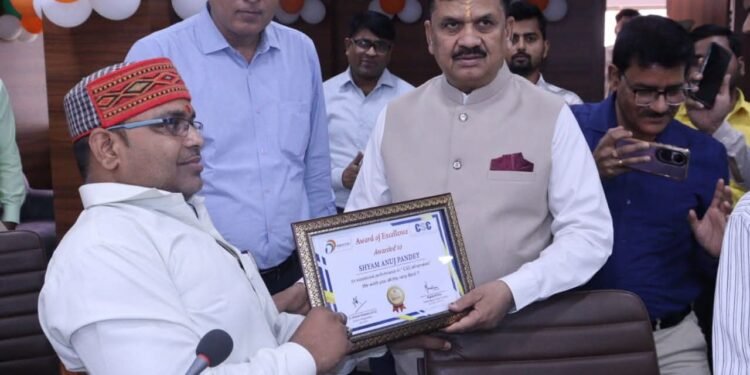 जिलाधिकारी ने अच्छे फार्मर रजिस्ट्री का कार्य कर रहे वी.एल.ई.को किया सम्मानित 