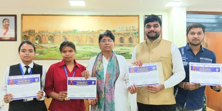 अभिनव कीर्ति पाण्डेय ने राष्ट्रीय भाषण प्रतियोगिता में पाया द्वितीय स्थान