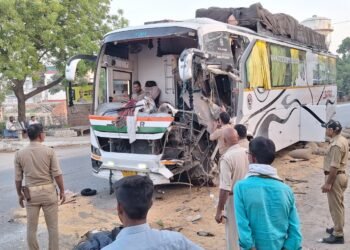 खड़ी ट्रक में जा घुसी सवारी बस, भीषण टक्कर में एक की मौत, आधा दर्जन घायल