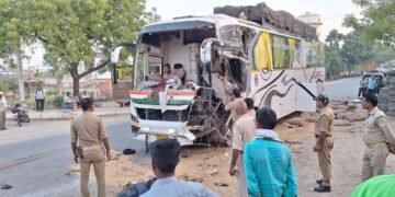 खड़ी ट्रक में जा घुसी सवारी बस, भीषण टक्कर में एक की मौत, आधा दर्जन घायल