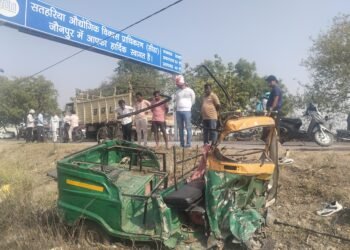 तेज रफ्तार ट्रक ने ऑटो को मारी टक्कर, 3 की मौत, 3 गंभीर घायल