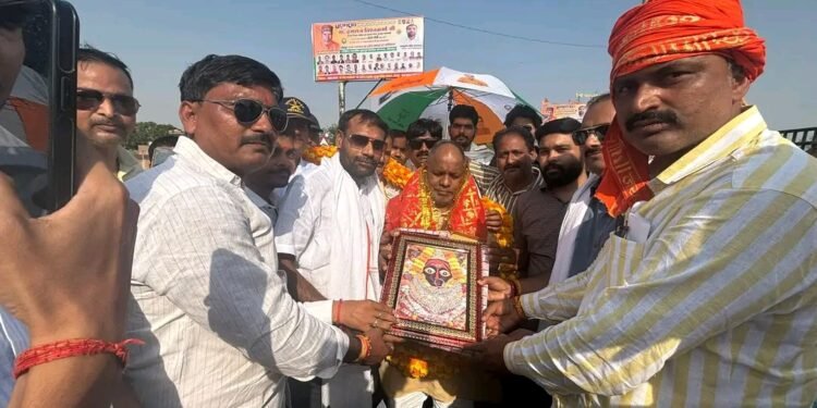 राज्यमंत्री हंसराज विश्वकर्मा का जौनपुर में जोरदार स्वागत