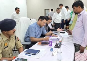 शासन की जनकल्याणकारी योजनाओं का लाभ पात्र व्यक्तियों तक पहुंचाए: जिलाधिकारी 