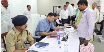 शासन की जनकल्याणकारी योजनाओं का लाभ पात्र व्यक्तियों तक पहुंचाए: जिलाधिकारी 