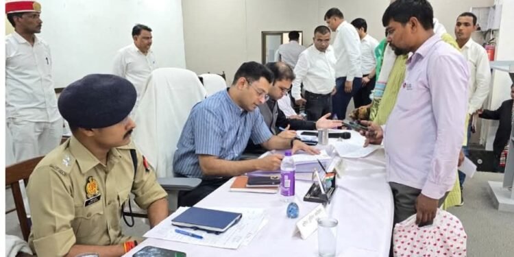 शासन की जनकल्याणकारी योजनाओं का लाभ पात्र व्यक्तियों तक पहुंचाए: जिलाधिकारी 