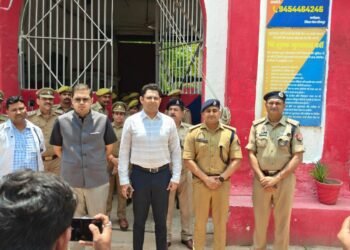 जिलाधिकारी ने जिला कारागार का किया औचक निरीक्षण