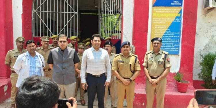 जिलाधिकारी ने जिला कारागार का किया औचक निरीक्षण