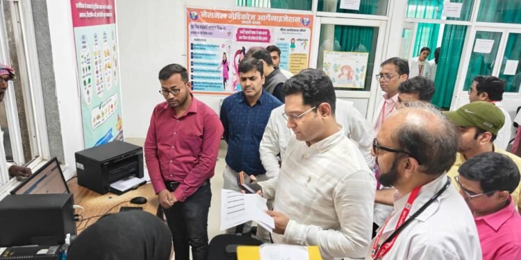 जौनपुर मेडिकल कॉलेज का निरीक्षण: डीएम ने निर्माण कार्यों में तेजी लाने के दिए निर्देश