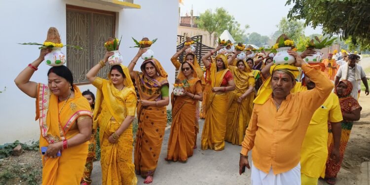 भागवत कथा से पूर्व निकली भव्य कलश यात्रा में उमड़े श्रदालु