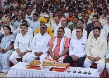गिरीश चंद्र यादव के नेतृत्व में प्रधानमंत्री जी के प्रेरणादायी बातों को लोगों ने सुना