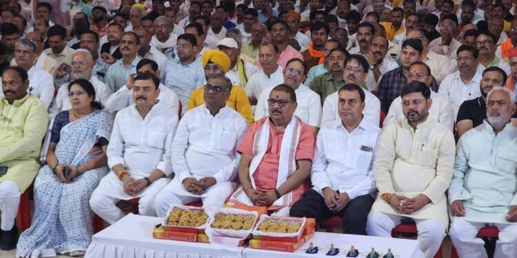 गिरीश चंद्र यादव के नेतृत्व में प्रधानमंत्री जी के प्रेरणादायी बातों को लोगों ने सुना 
