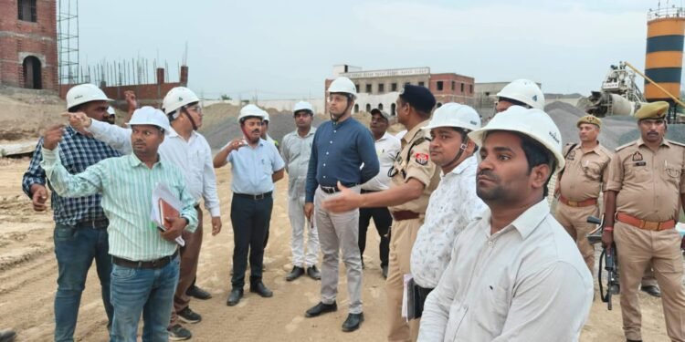 निर्माणाधीन नवीन जिला कारागार का डीएम ने किया निरीक्षण, कार्य में तेजी लाने के निर्देश