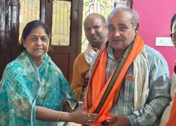 राज्यसभा सांसद सीमा द्विवेदी ने साहित्य सेवी बेहोश जौनपुरी का किया सम्मान