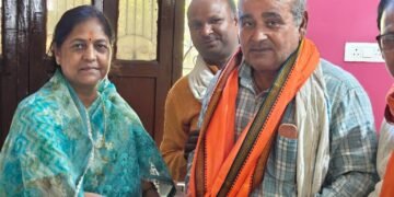 राज्यसभा सांसद सीमा द्विवेदी ने साहित्य सेवी बेहोश जौनपुरी का किया सम्मान