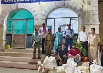 जौनपुर शकरमंडी में दोहरा कारखाना पर छापा, दो सगे भाई गिरफ्तार, दो कुंतल दोहरा बरामद