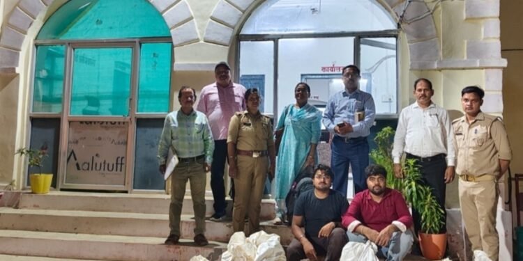 जौनपुर शकरमंडी में दोहरा कारखाना पर छापा, दो सगे भाई गिरफ्तार, दो कुंतल दोहरा बरामद