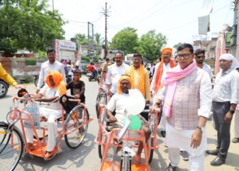 मुख्यमंत्री के जन्मदिन पर परिश्रम संस्था ने वितरित किया साइकिल ट्राइसाइकिल