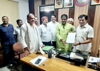 कॉलेज प्रबंधकों ने परीक्षा नियंत्रक को मांगों को लेकर सौपा ज्ञापन