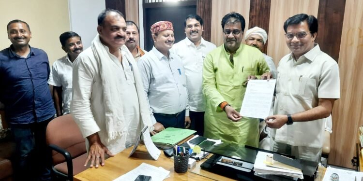 कॉलेज प्रबंधकों ने परीक्षा नियंत्रक को मांगों को लेकर सौपा ज्ञापन
