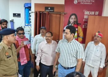 जिलाधिकारी का कोचिंग संस्थानों पर छापा, सुरक्षा मानकों में खामियां मिलने पर नोटिस के निर्देश