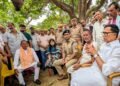 कृपाशंकर सिंह ने पीड़ित परिवार से की मुलाकात, आश्वासन के बाद तैयार अंतिम संस्कार को
